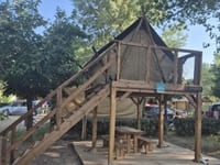 Mobil-homes et hébergements intégrés dans la nature provençale