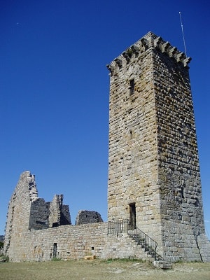 De middeleeuwse toren van La Garde-Guérin in Lozère