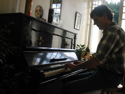 Philippe joue du piano au Gîte L'Etoile à La Bastide-Puylaurent